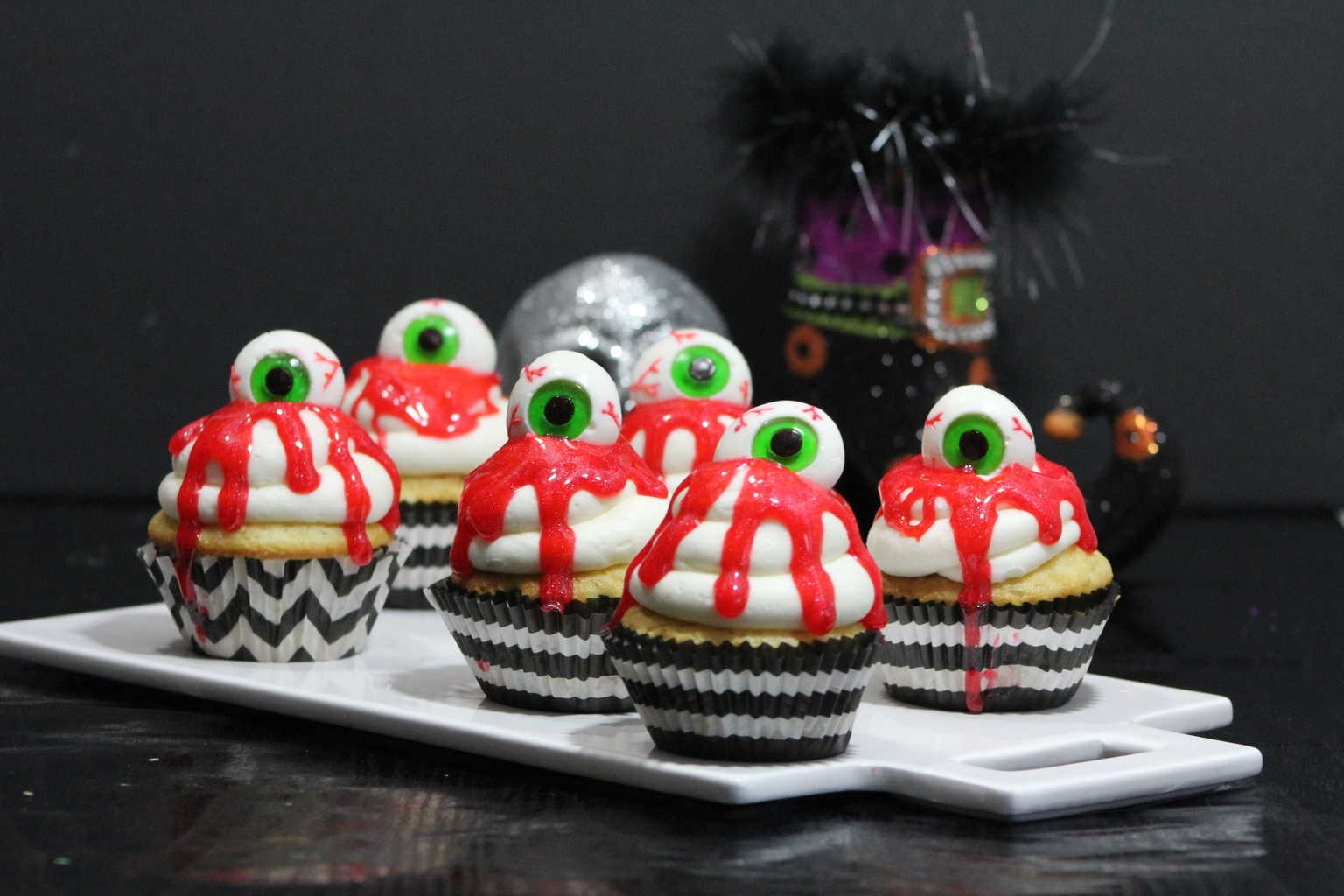 How To Easily Decorate Halloween Cupcakes With Bleeding Eyes